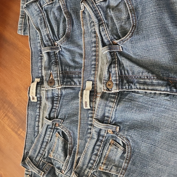 2 pair Levis - Picture 3 of 6
